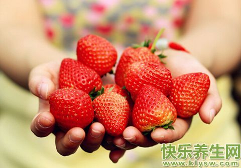 空心草莓是催熟or自然现象？ 草莓长这样你敢吃吗