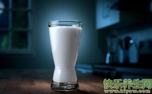 晚上喝牛奶好吗