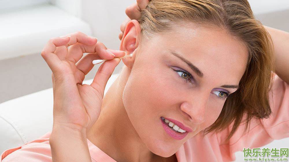 常做这3件事最毁听力 经常拿掏耳勺掏耳朵